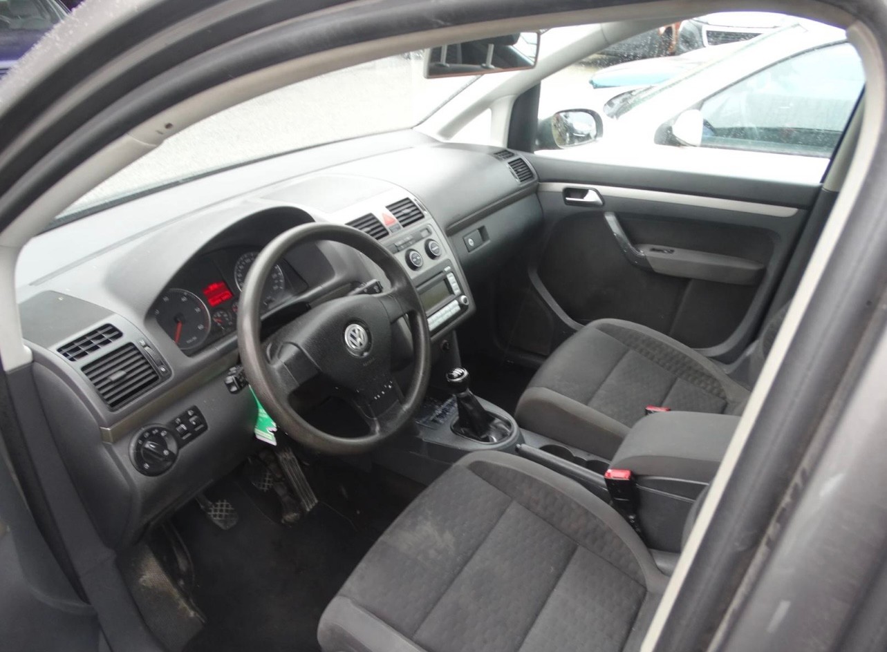 VW Touran 2.0 TDI Trendline-image-5