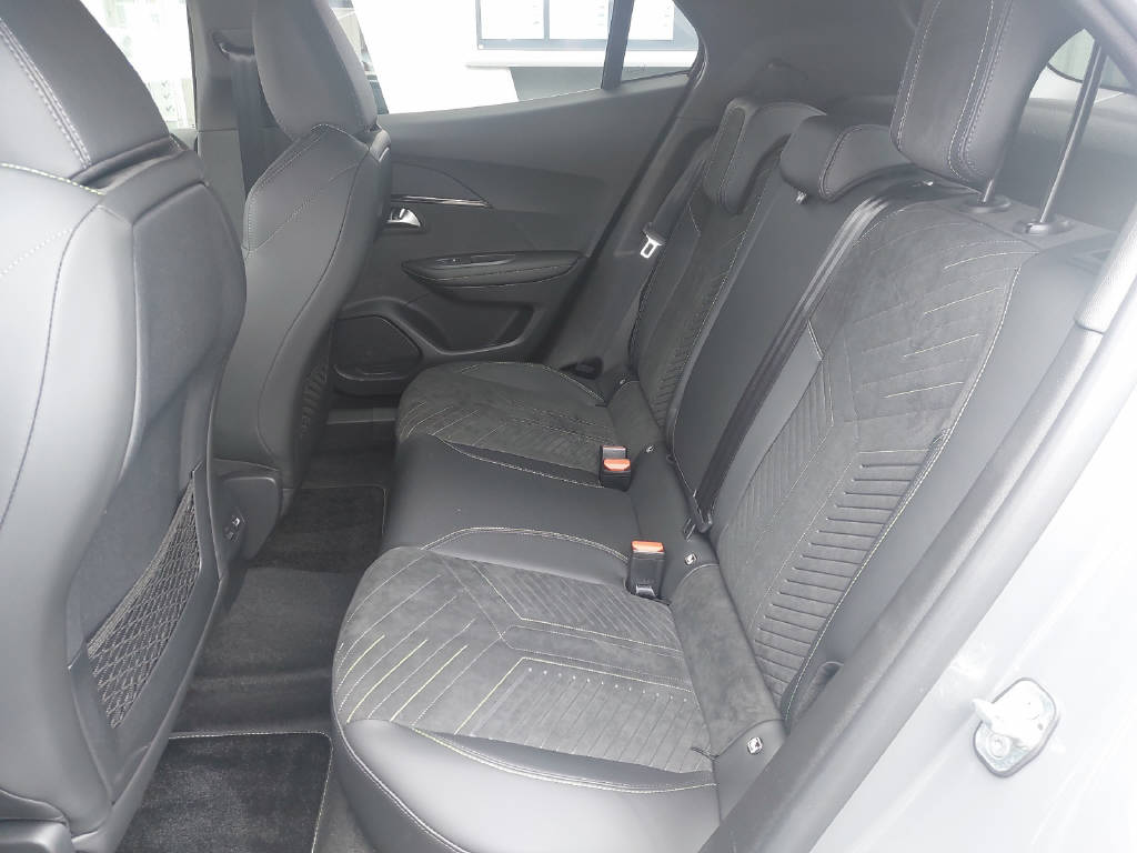 PEUGEOT 2008 1.2 Hybrid 145 GT-image-7