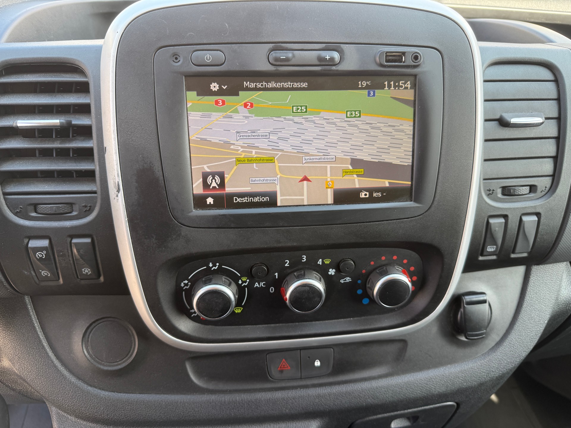 RENAULT Trafic 2.0 ENERGY dCi145 3.0t Business L1H1-image-11