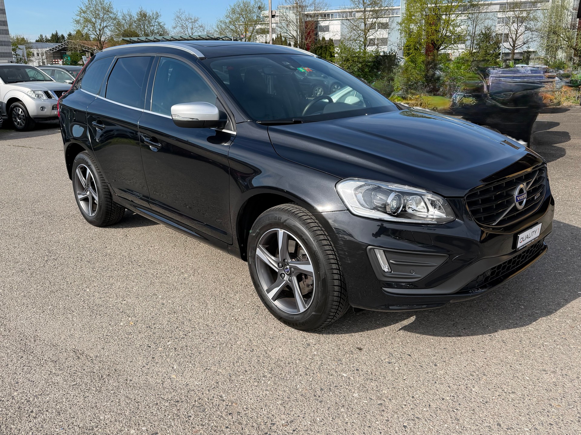 VOLVO XC60 D5 AWD Summum R-Design Geartronic-showroom-element-2