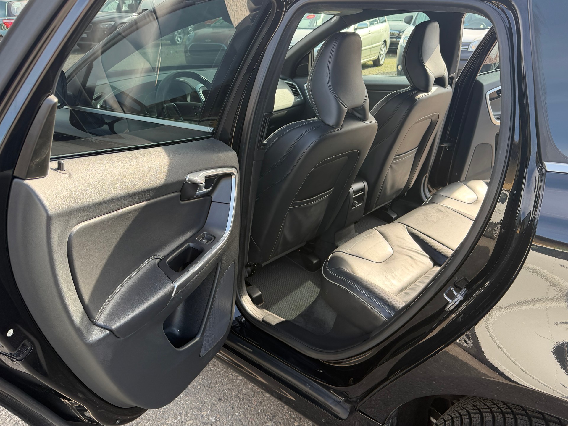 VOLVO XC60 D5 AWD Summum R-Design Geartronic-image-20