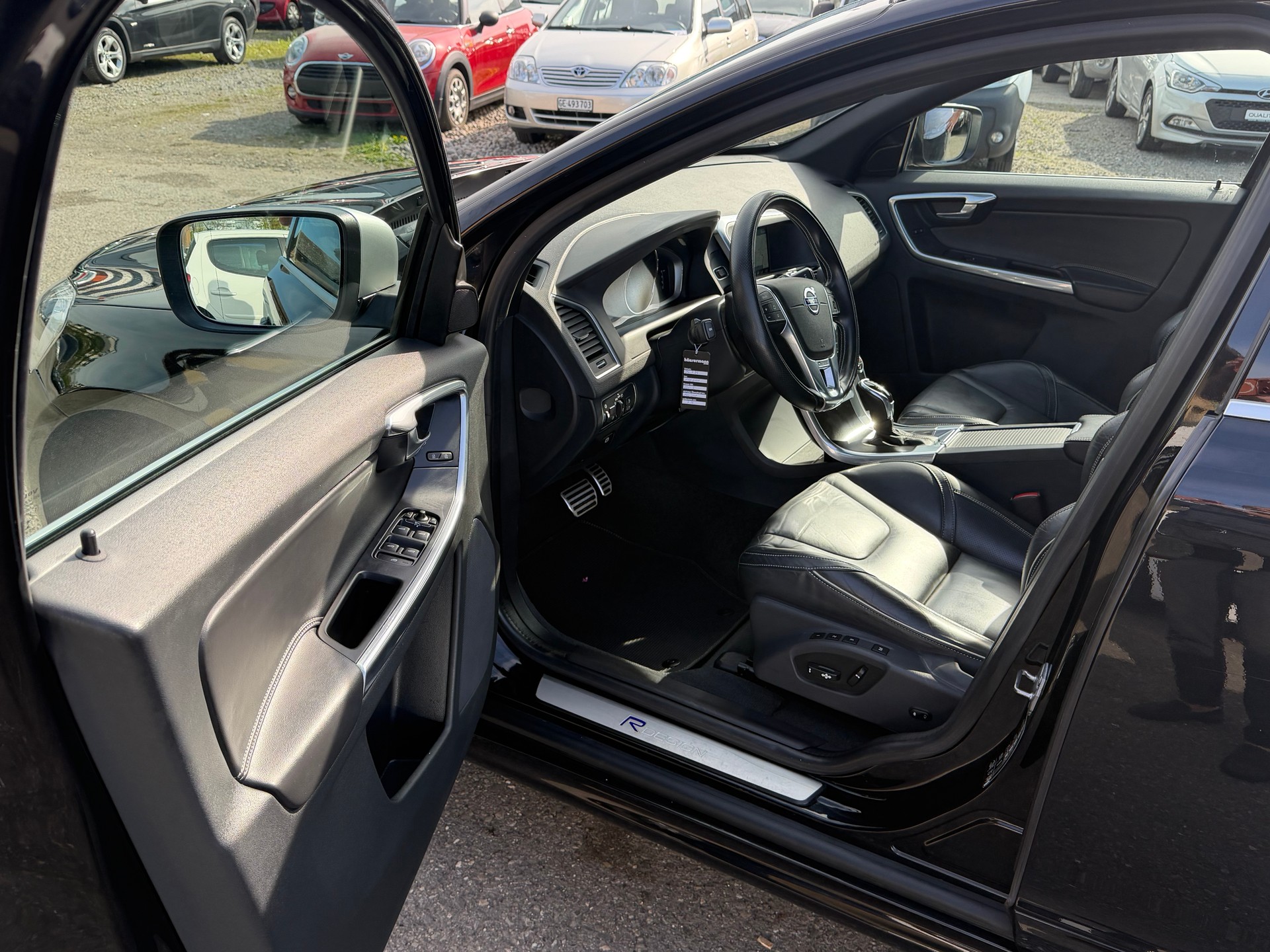 VOLVO XC60 D5 AWD Summum R-Design Geartronic-image-12