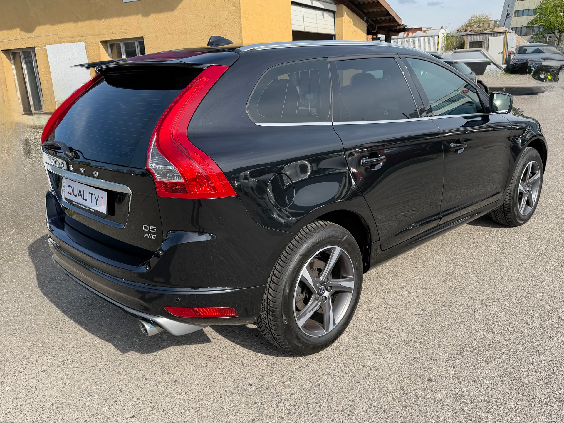 VOLVO XC60 D5 AWD Summum R-Design Geartronic-image-4