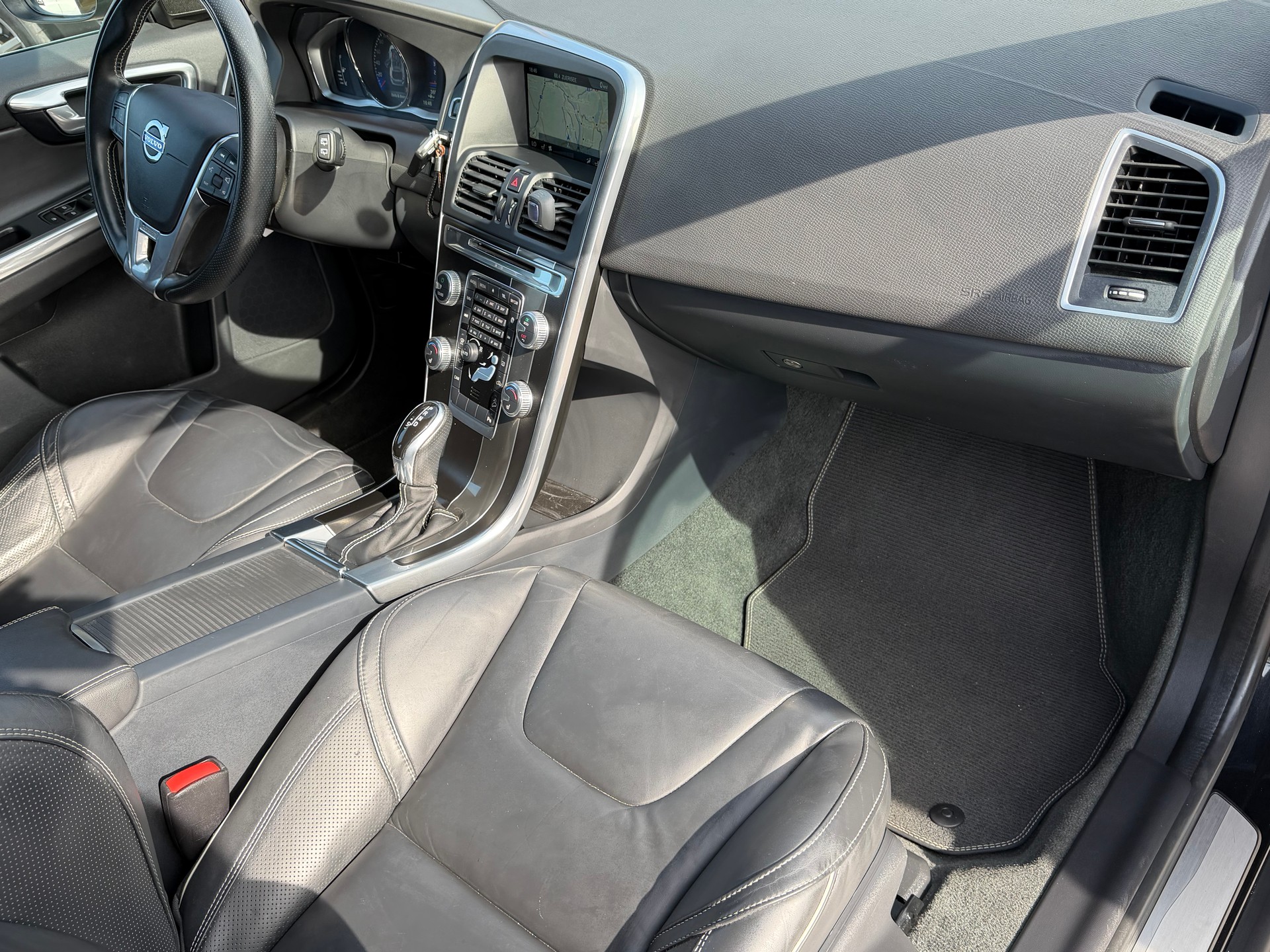 VOLVO XC60 D5 AWD Summum R-Design Geartronic-image-26