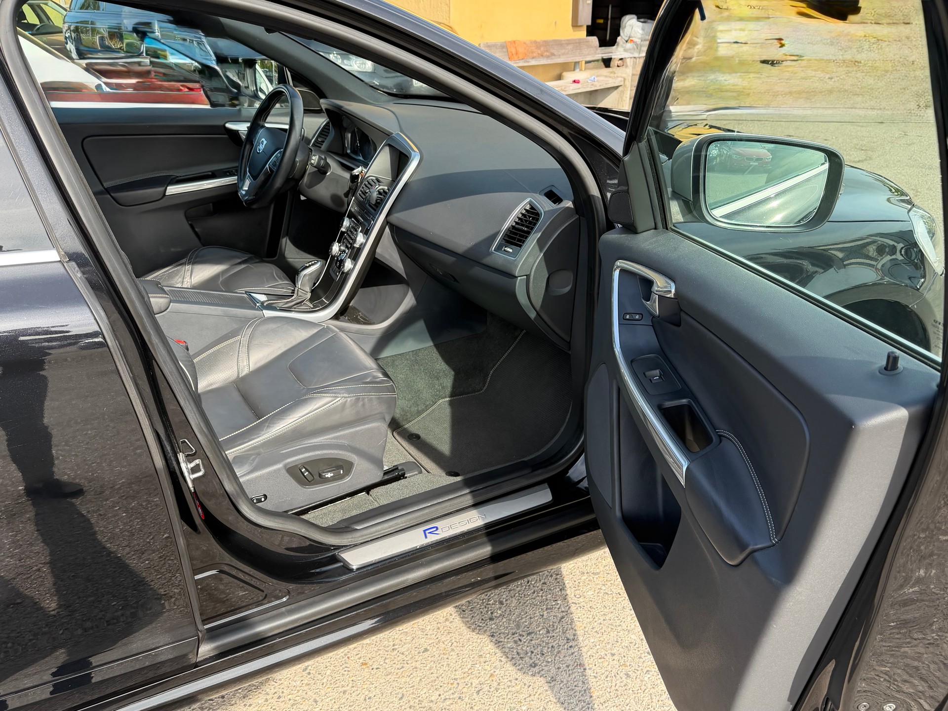 VOLVO XC60 D5 AWD Summum R-Design Geartronic-image-21
