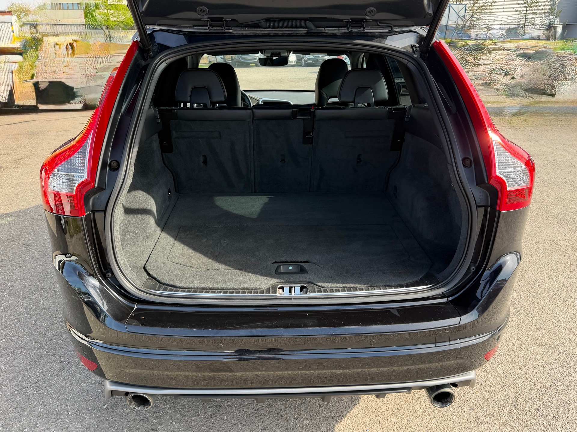 VOLVO XC60 D5 AWD Summum R-Design Geartronic-image-24