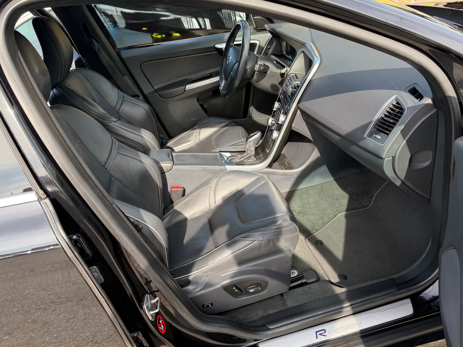VOLVO XC60 D5 AWD Summum R-Design Geartronic-image-25