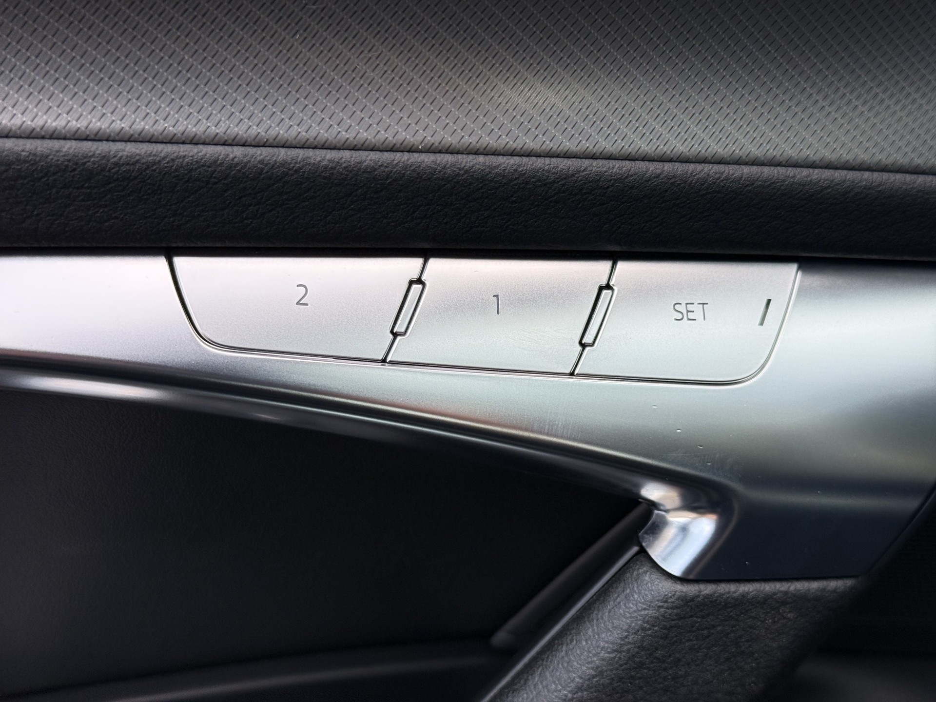 AUDI A6 Avant 2.0 40 TDI Sport quattro S-Tronic-image-17