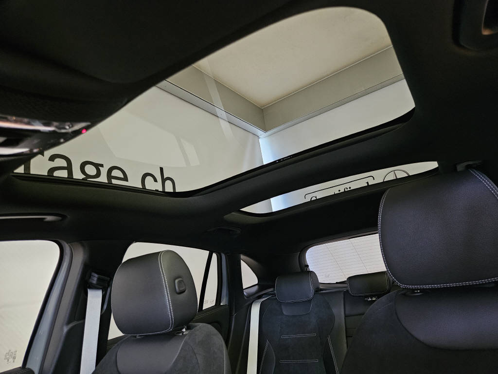 MERCEDES-BENZ GLA 220 d 4Matic AMG Line Swiss Star-image-5
