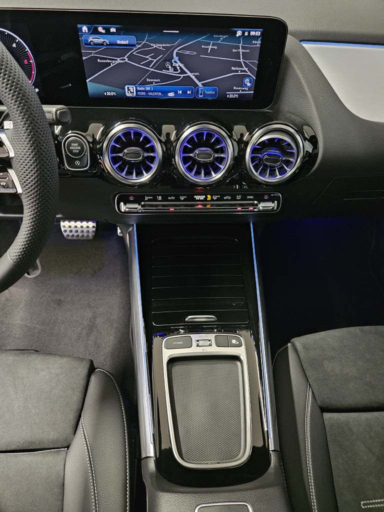 MERCEDES-BENZ GLA 220 d 4Matic AMG Line Swiss Star-image-10