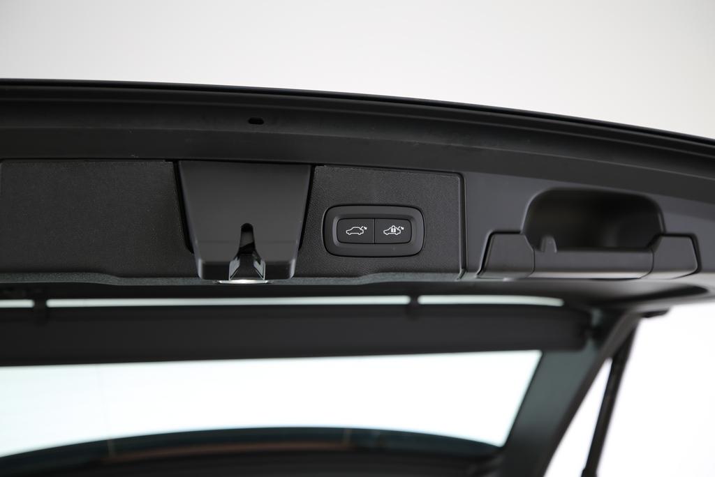 VOLVO XC60 2.0 T6 TE Black Edition eAWD-image-11