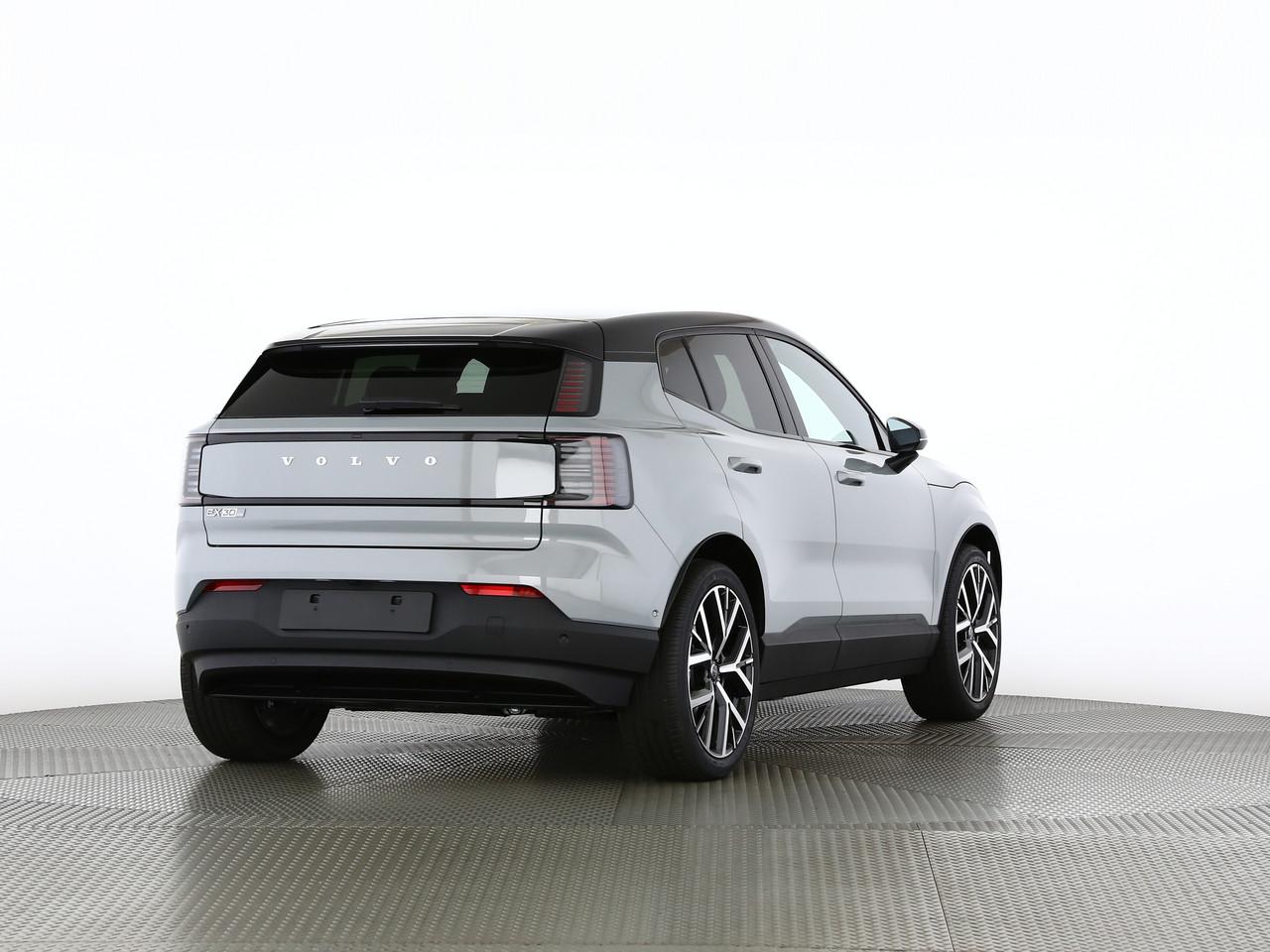 VOLVO EX30 P5 Longe Range Ultra-image-1