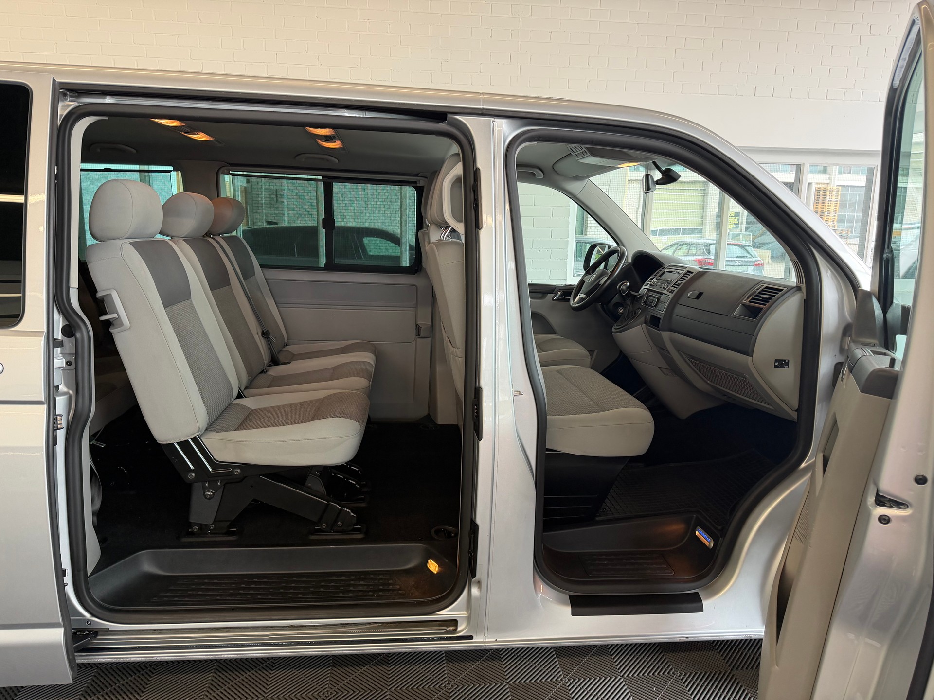 VW T5 Caravelle Comfortline LR LANG 2.0 TDI CR DSG 150 PS * 9-PLÄTZER *-image-8