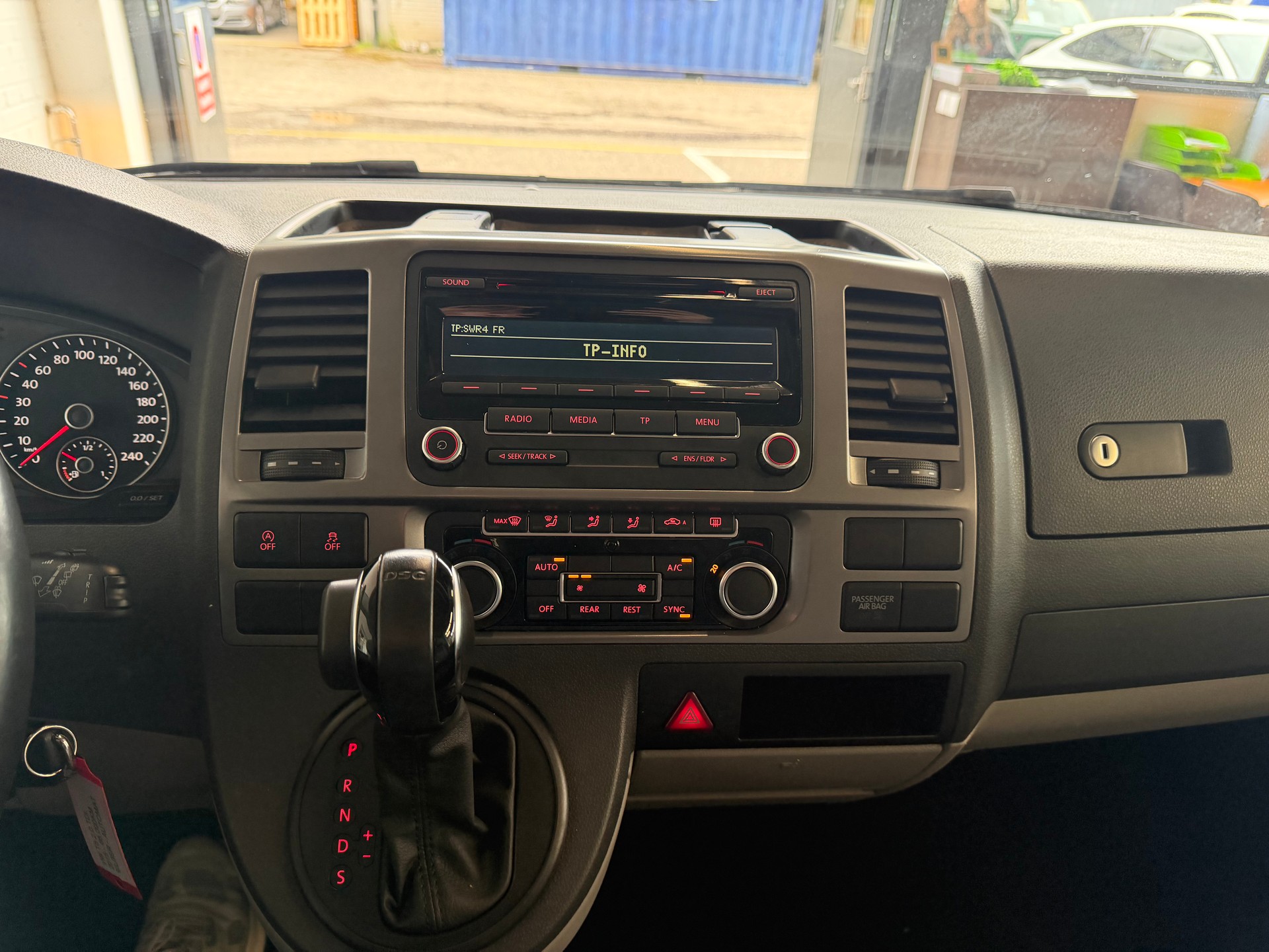 VW T5 Caravelle Comfortline LR LANG 2.0 TDI CR DSG 150 PS * 9-PLÄTZER *-image-14