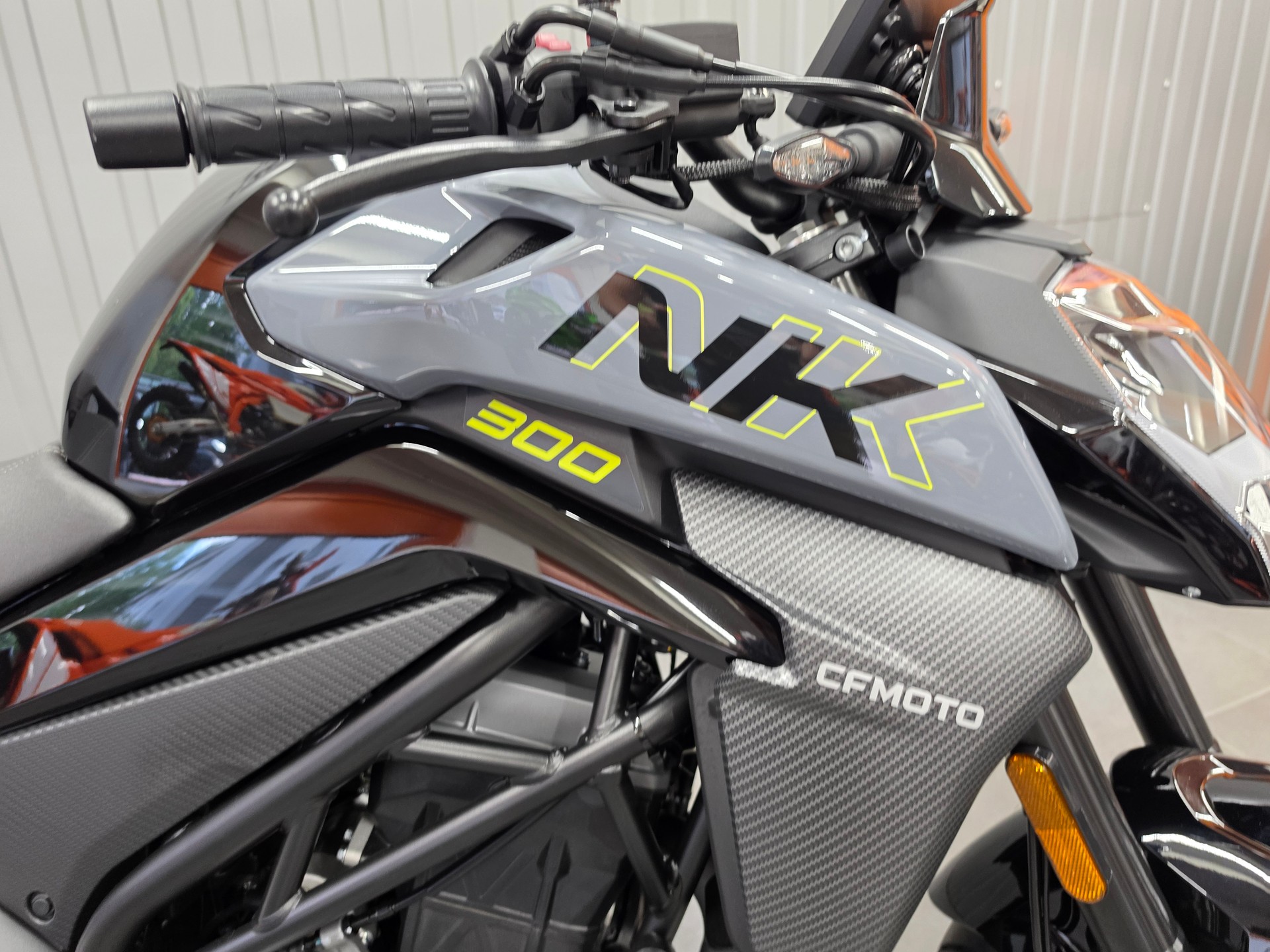 CF MOTO 300NK-showroom-element-1