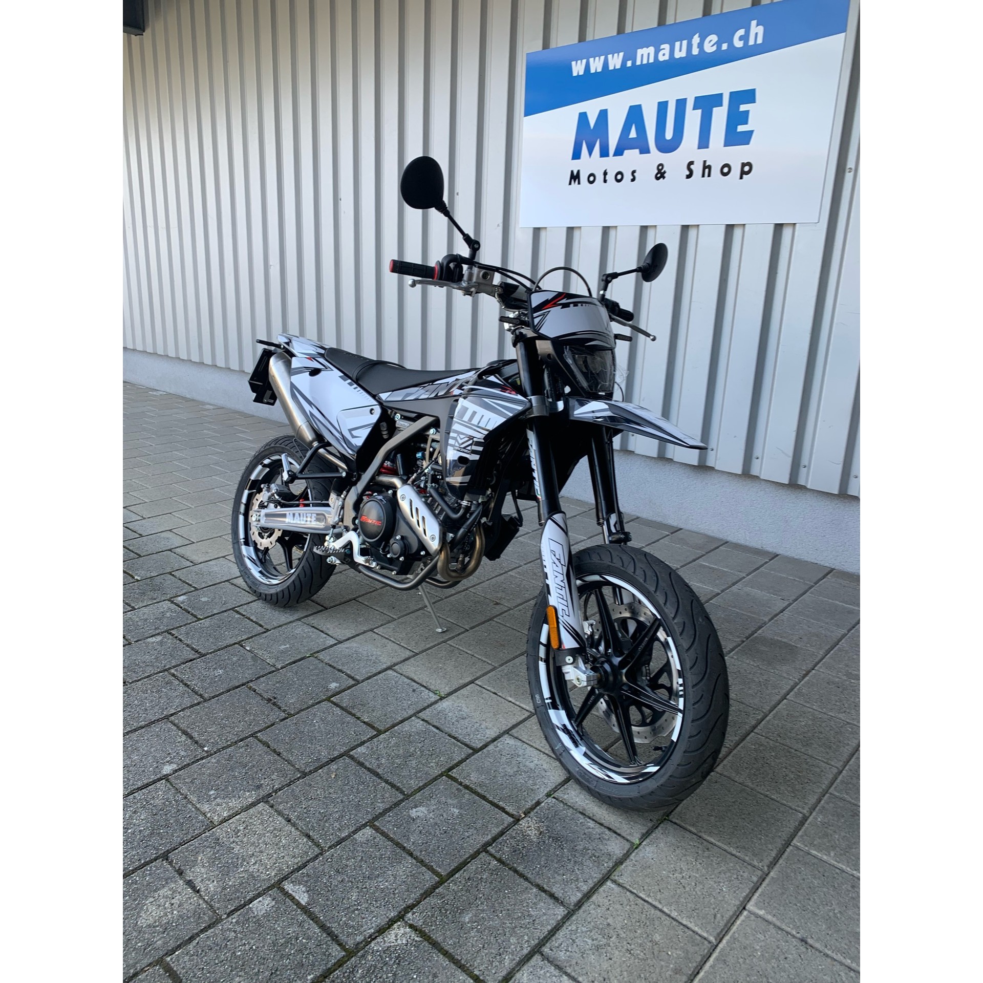 FANTIC XMF 125 Motard Performance-showroom-element-2
