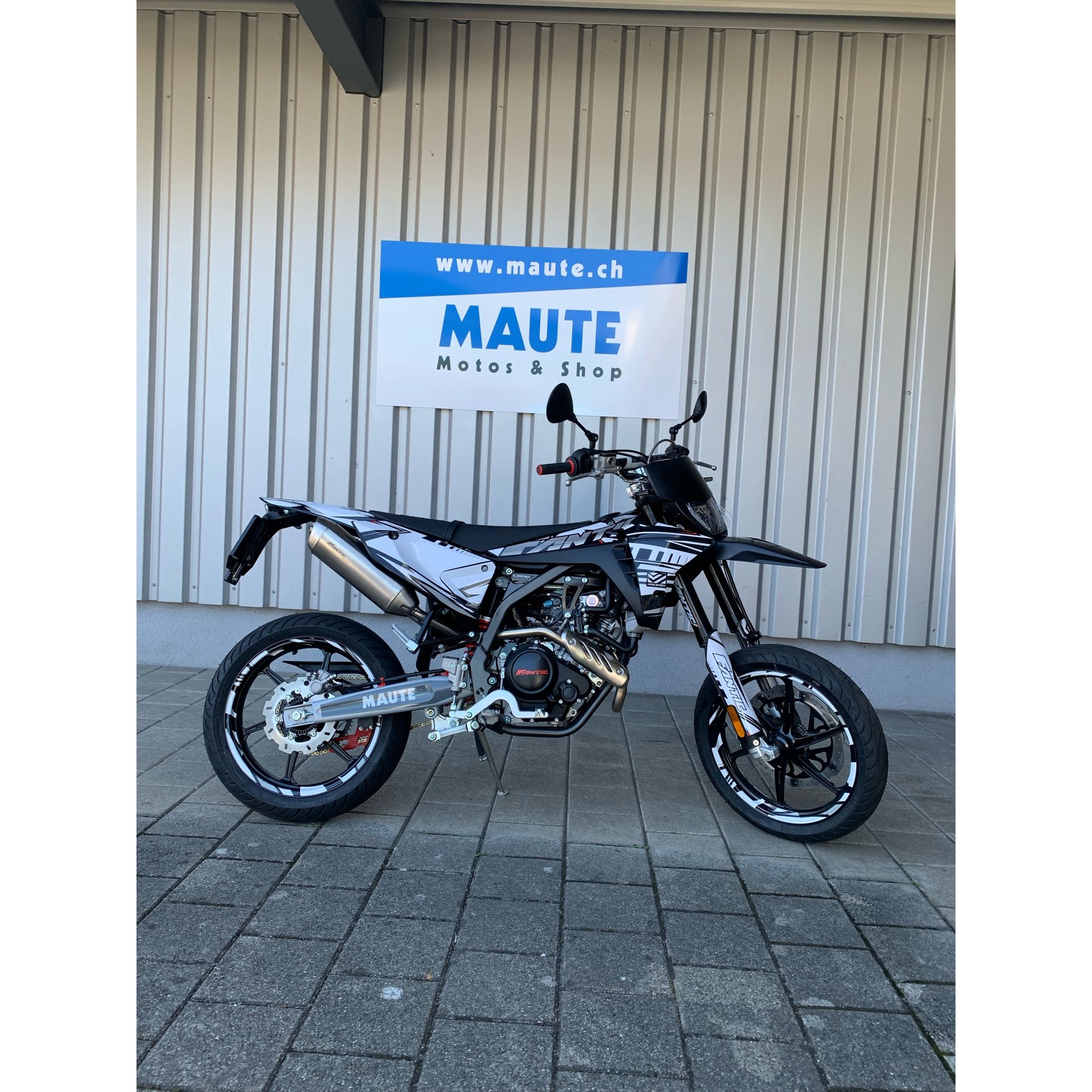 FANTIC XMF 125 Motard Performance-showroom-element-1