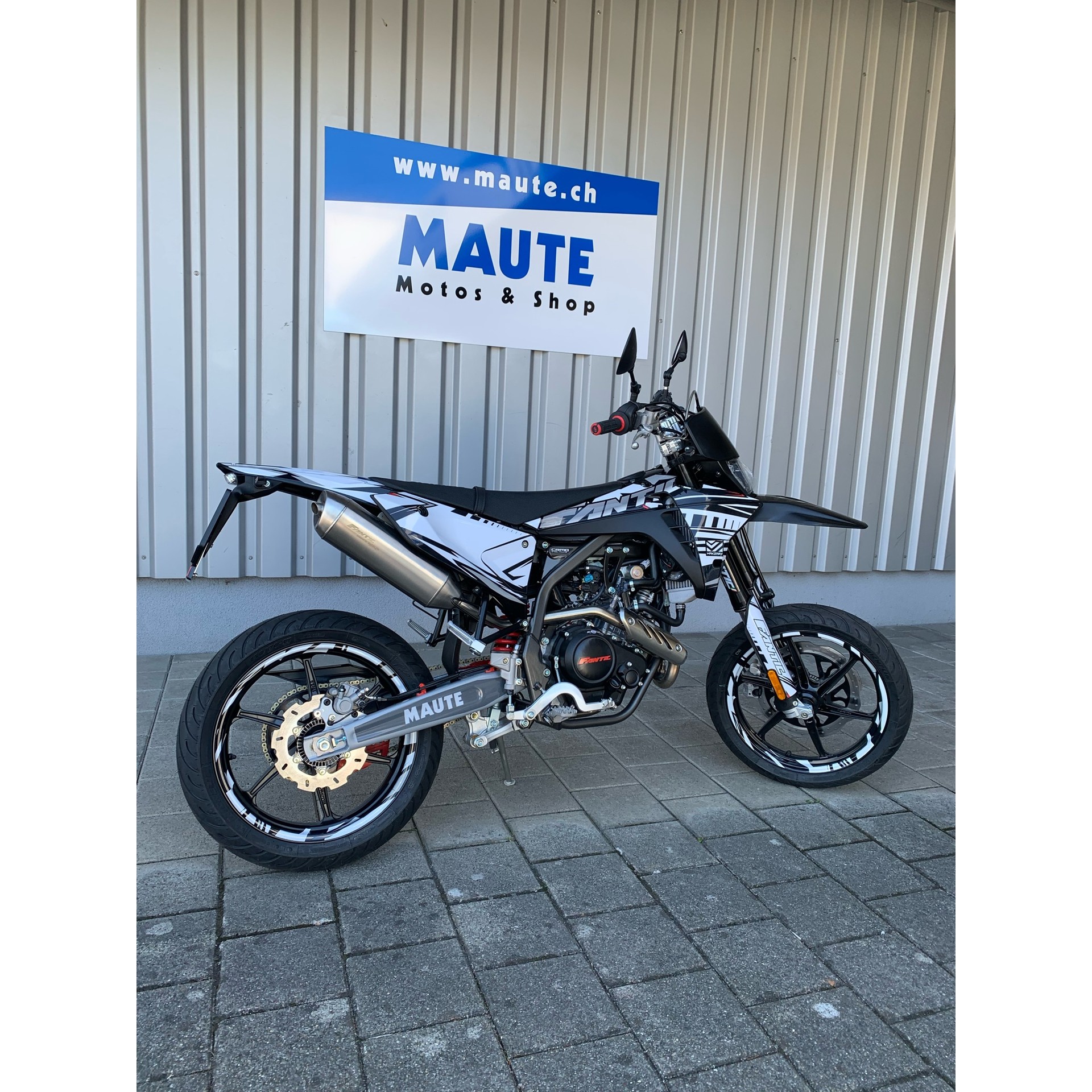 FANTIC XMF 125 Motard Performance-showroom-element-3