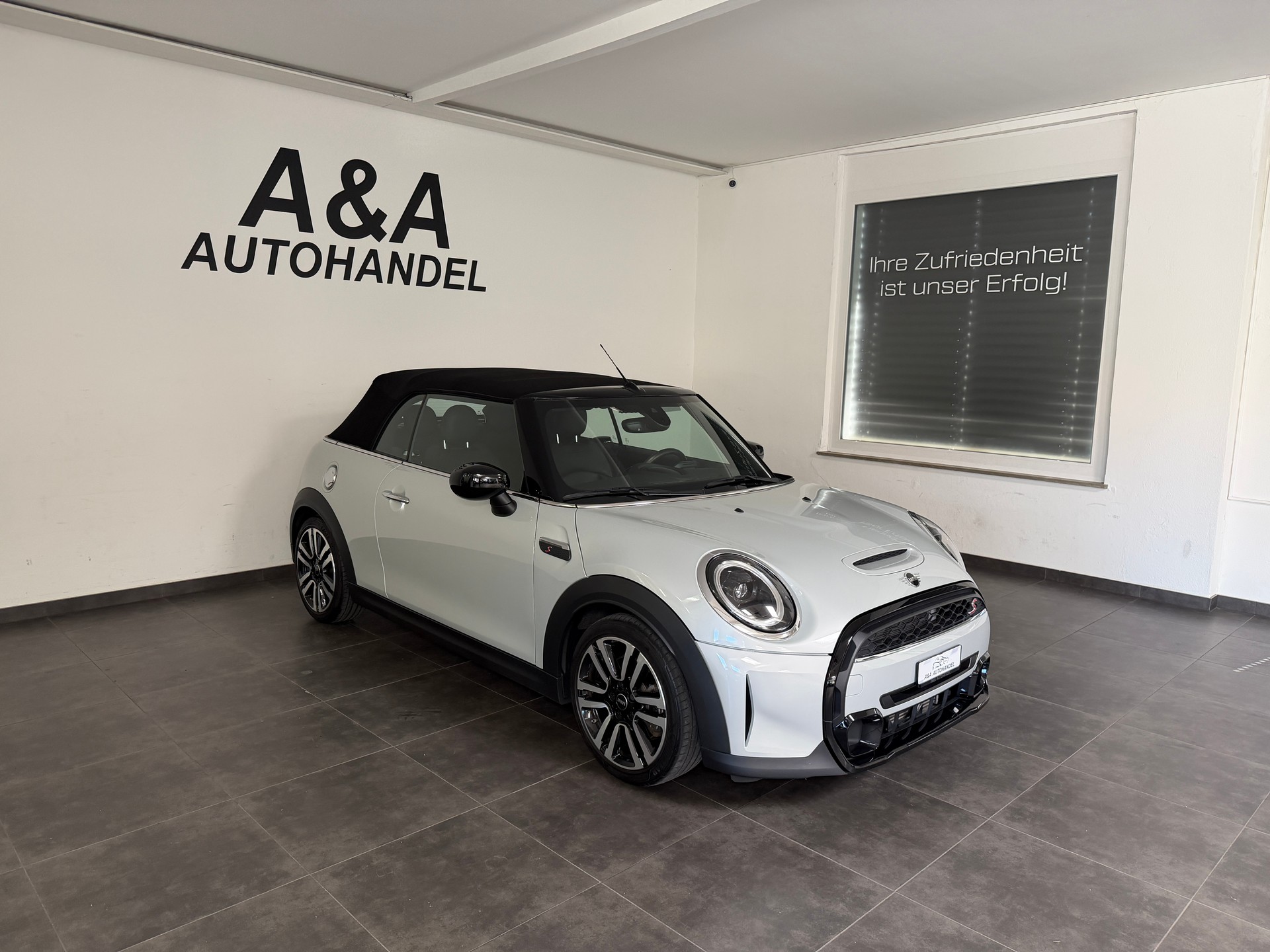 MINI Cooper S Cabriolet-image-0