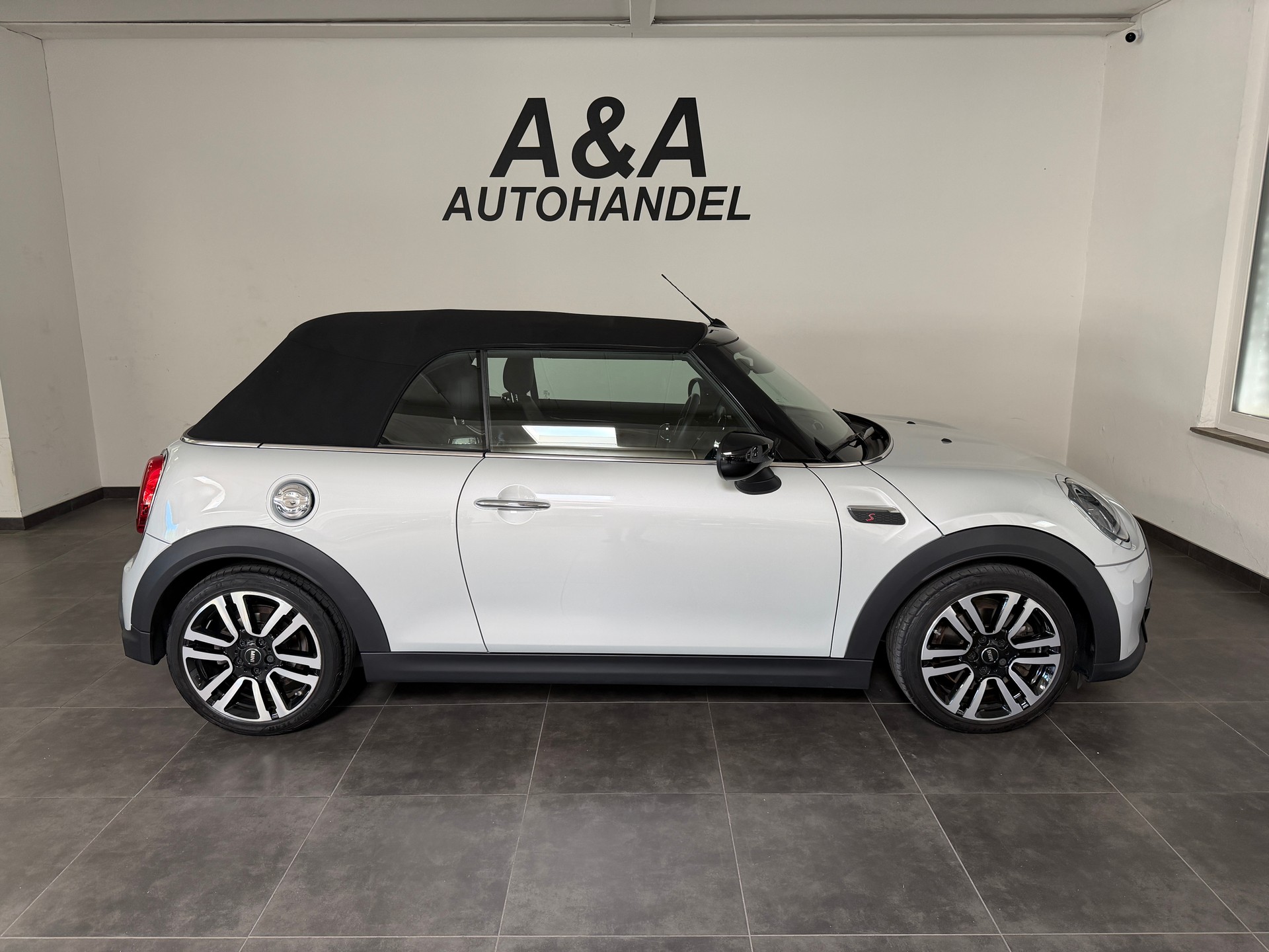 MINI Cooper S Cabriolet-image-2