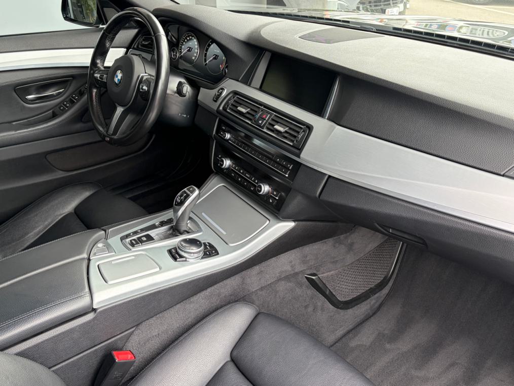 BMW 530d Touring xDrive M Sport-image-10