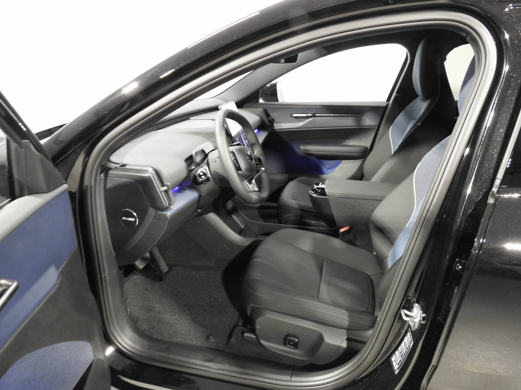 VOLVO EX 30 E60 Plus Swiss Black Edition-image-8