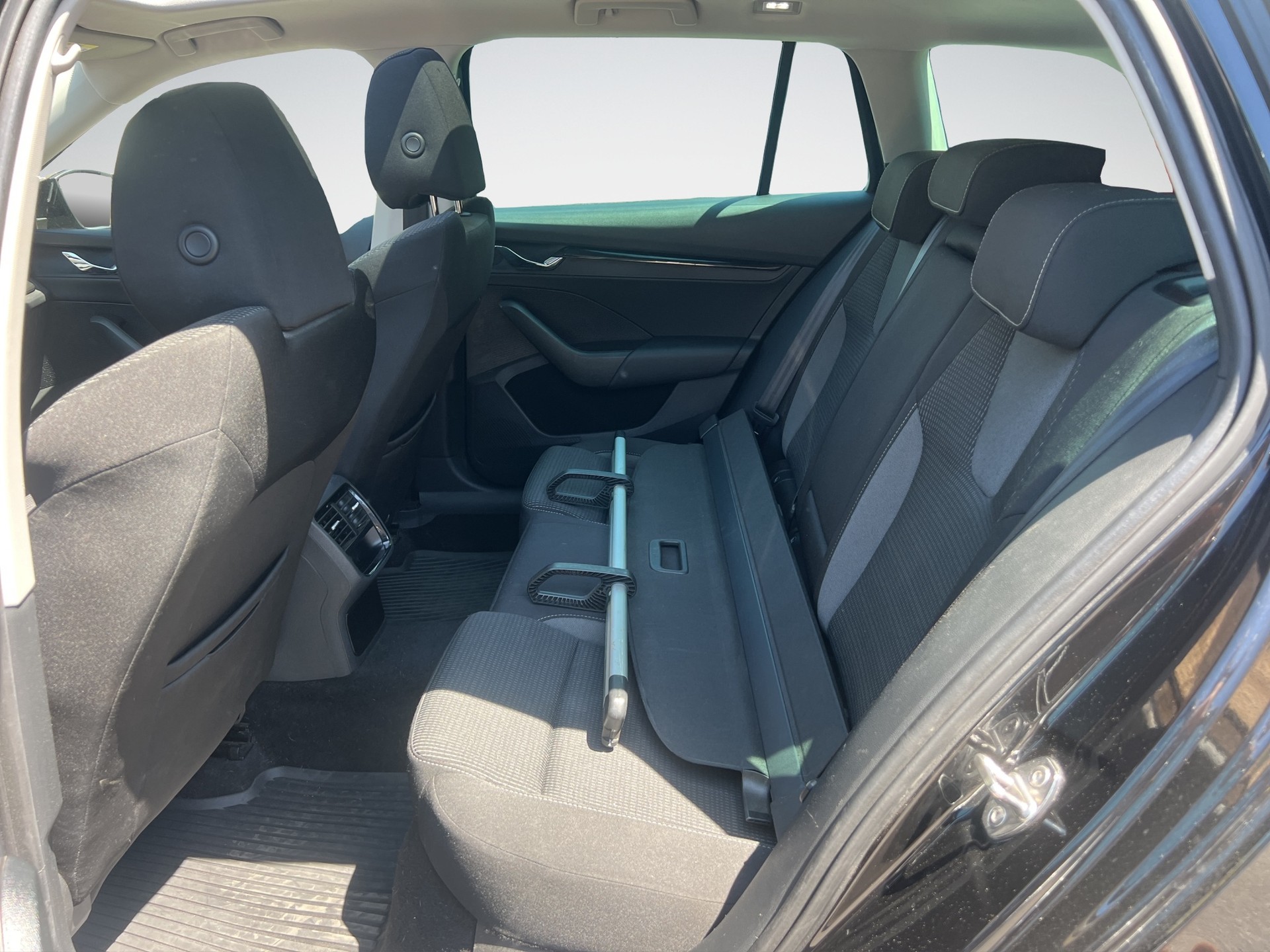 SKODA Octavia Combi 2.0 TDI DSG Ambition-image-5