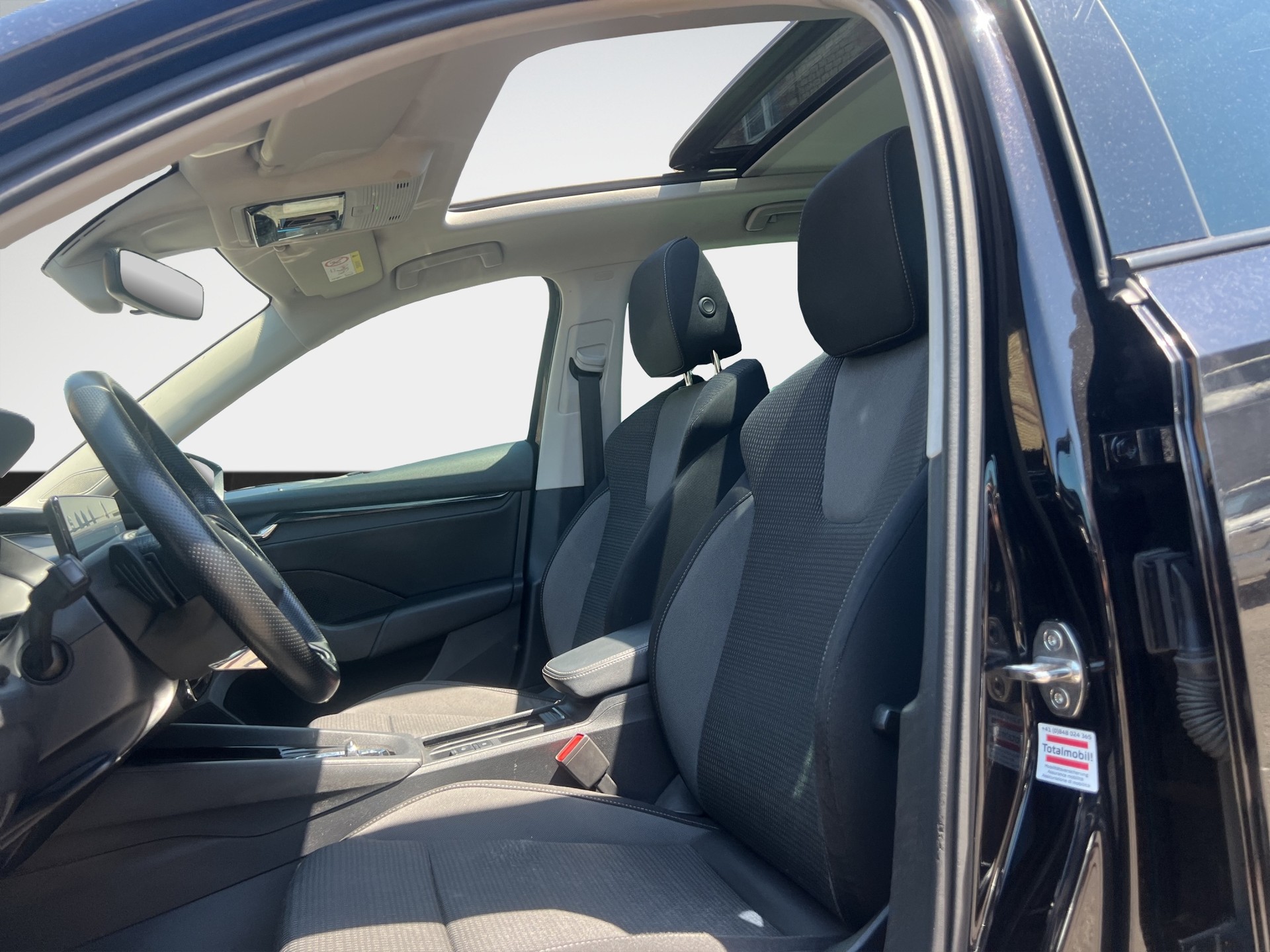 SKODA Octavia Combi 2.0 TDI DSG Ambition-image-8
