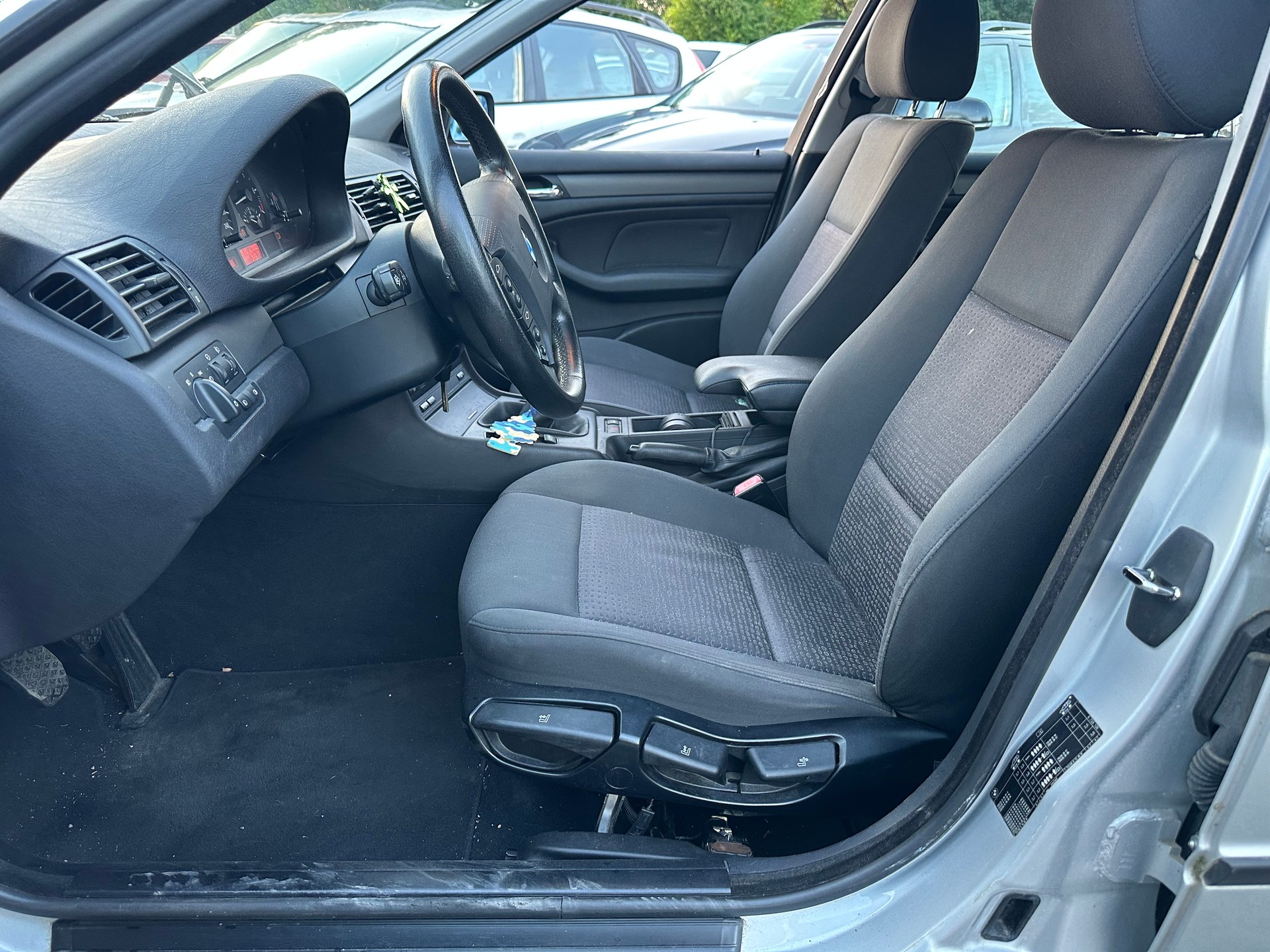 BMW 318i Touring-image-8