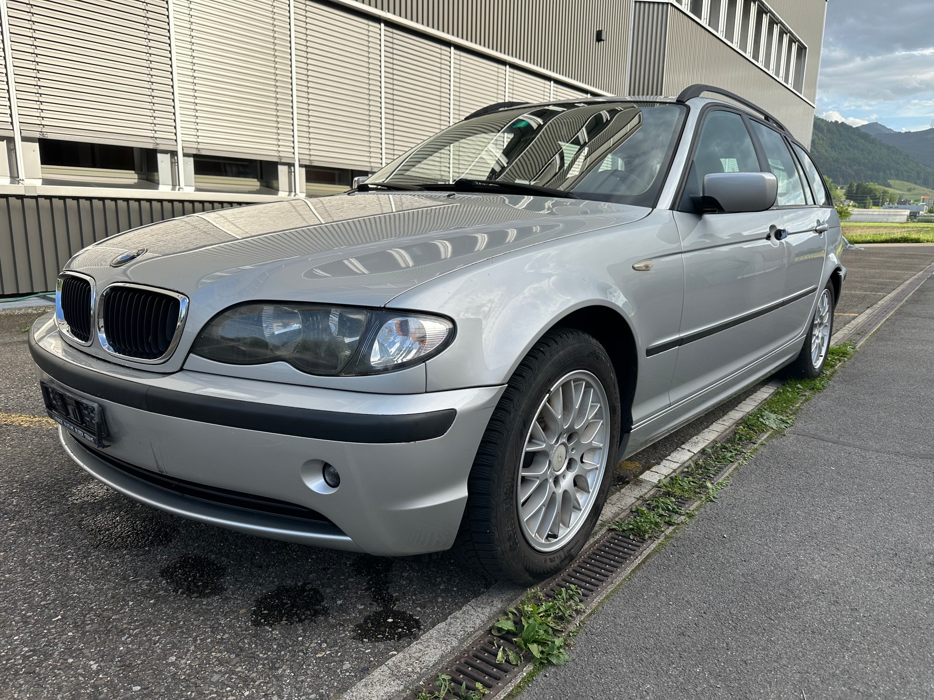 BMW 318i Touring-image-0