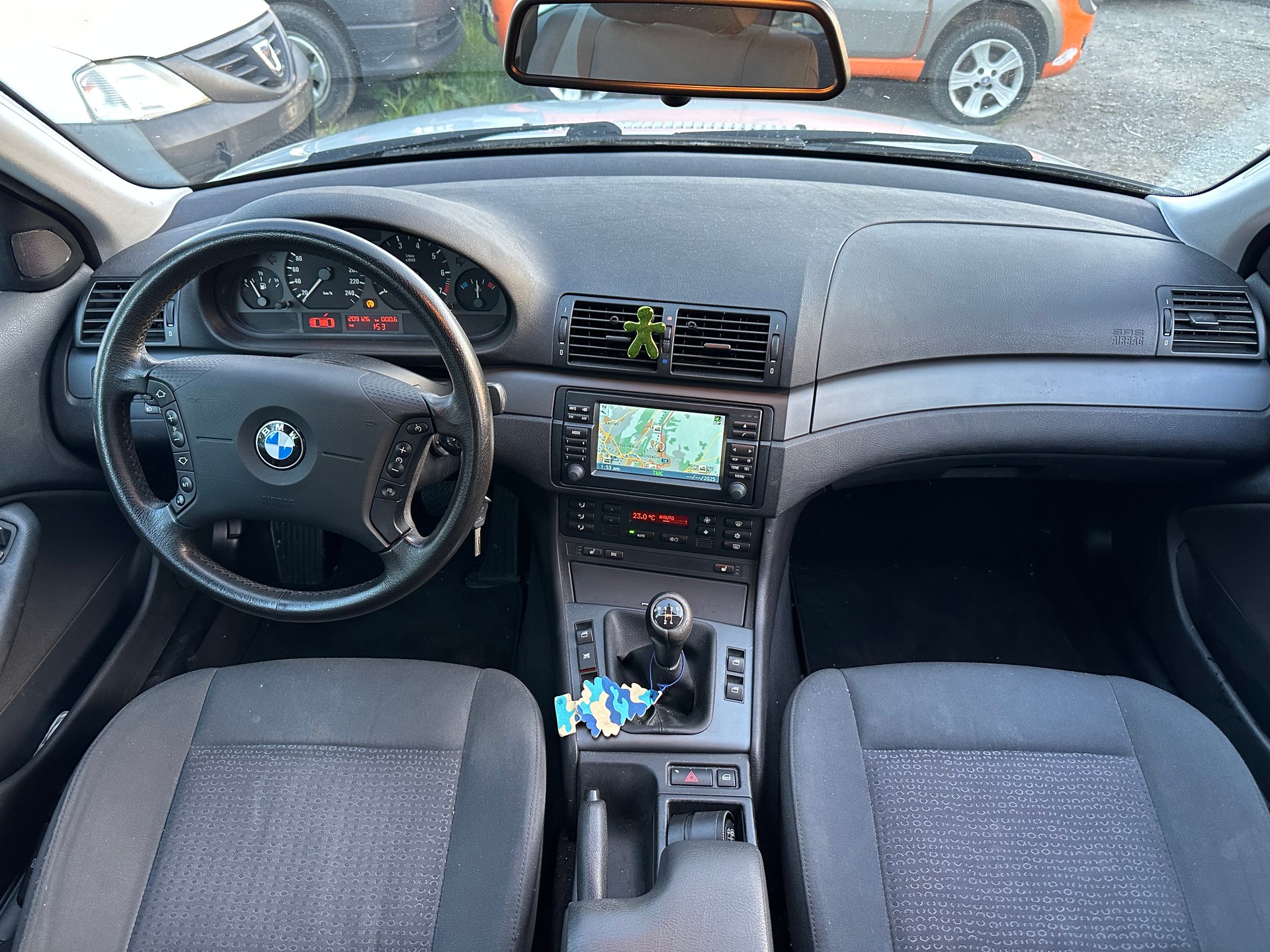 BMW 318i Touring-image-13