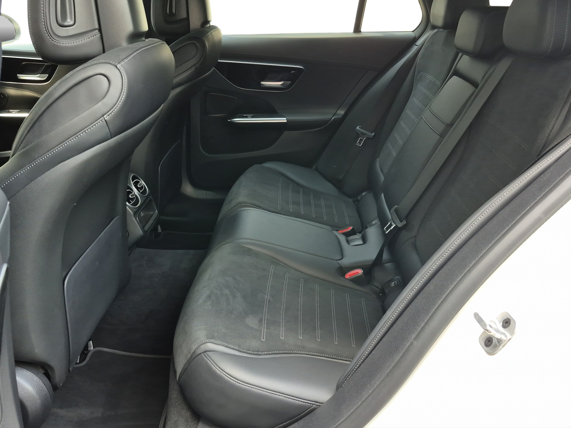 MERCEDES-BENZ C 220 d T 4Matic Swiss Star AMG Line *Night Paket*-image-11