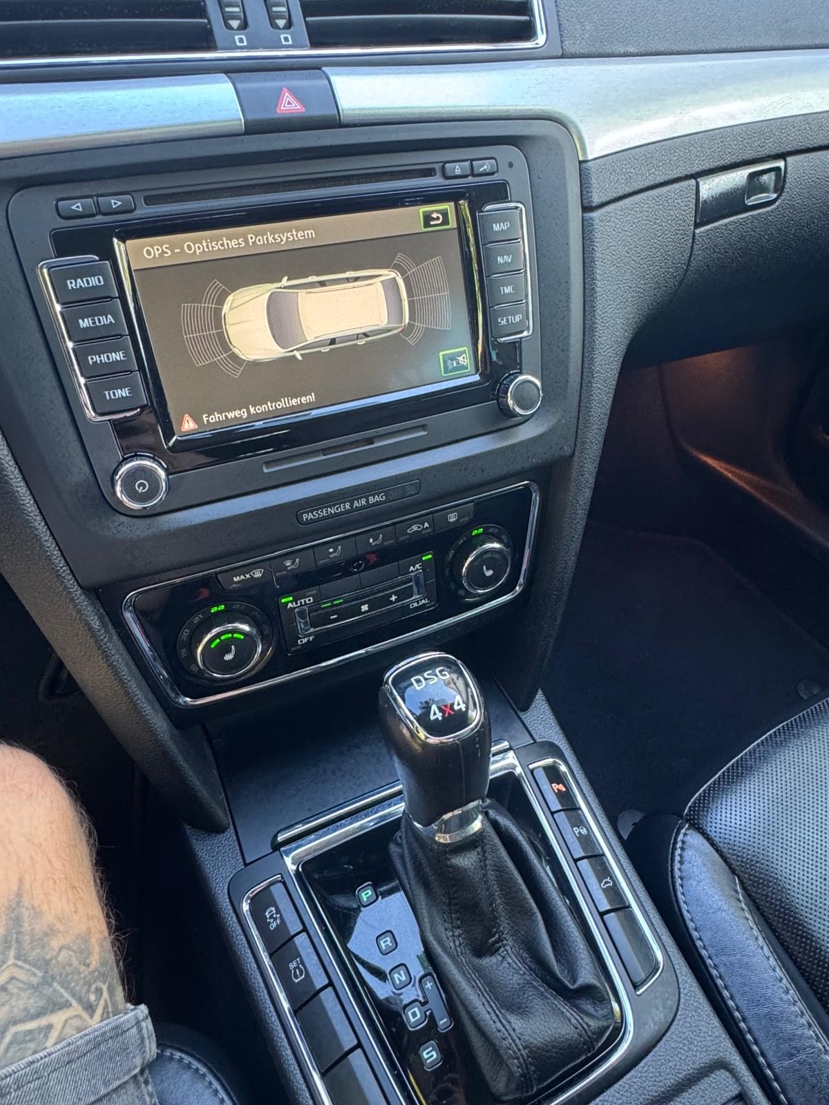 SKODA Superb Combi 3.6 FSI Elegance 4x4 DSG-image-9