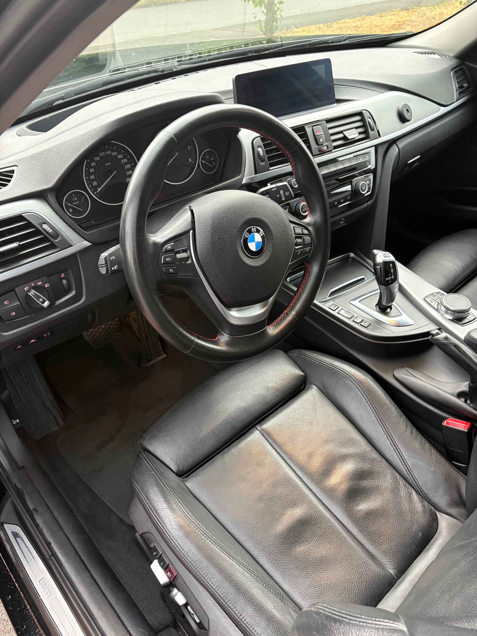 BMW 320d xDrive-image-4