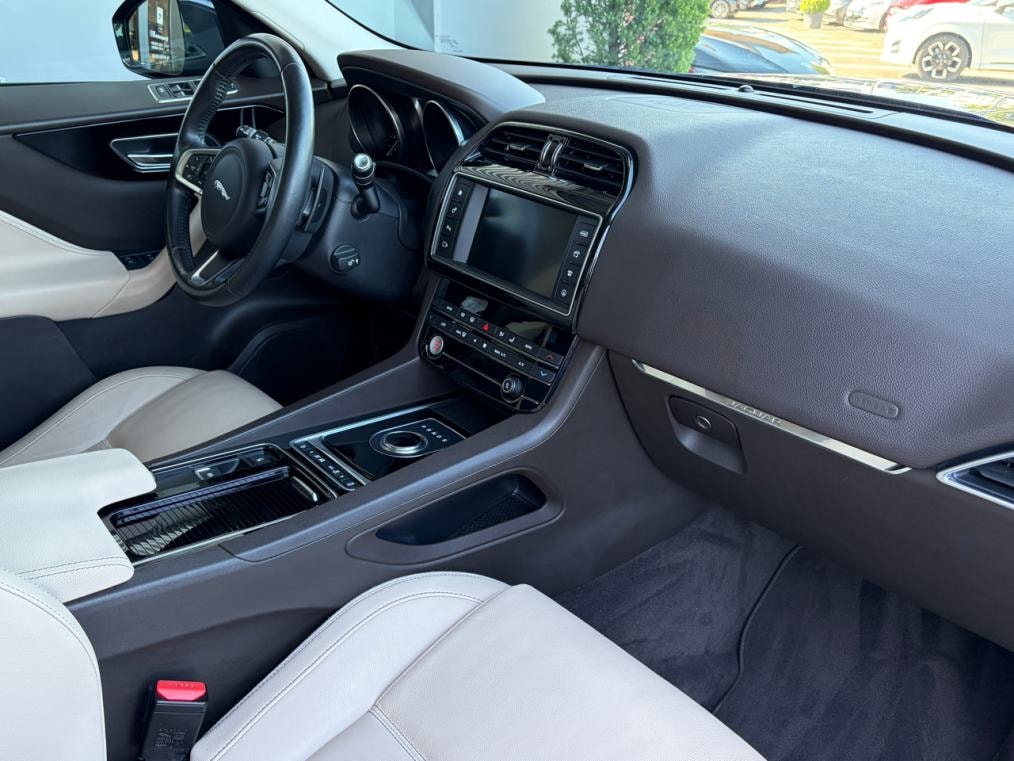 JAGUAR F-Pace 25t 2.0 Prestige AWD Automatik-image-8