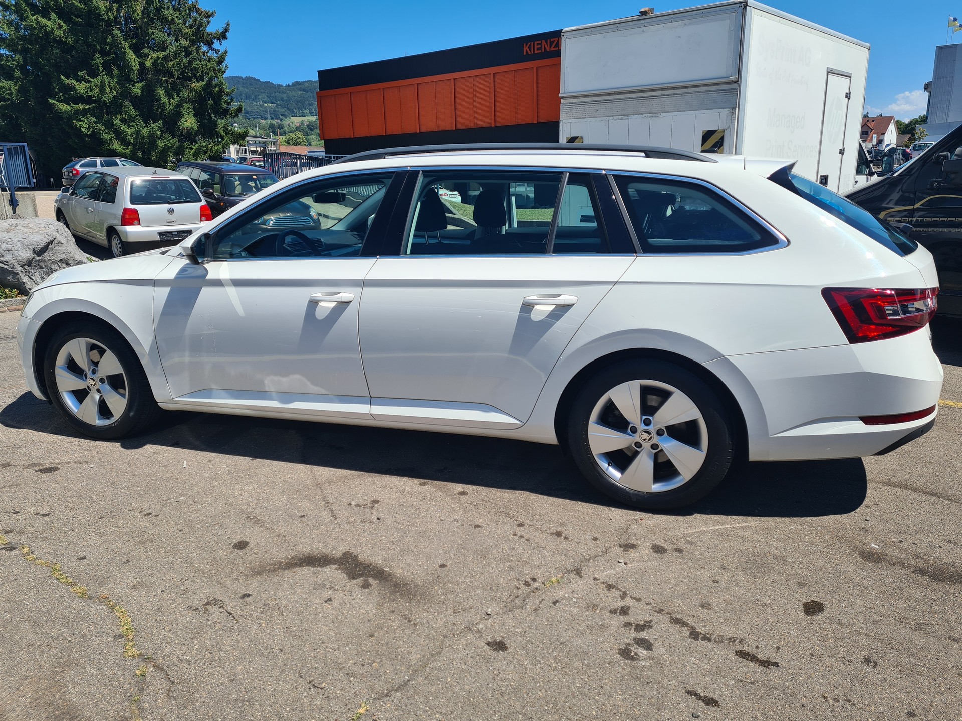 SKODA Superb Combi 2.0 TDi Active DSG-image-3