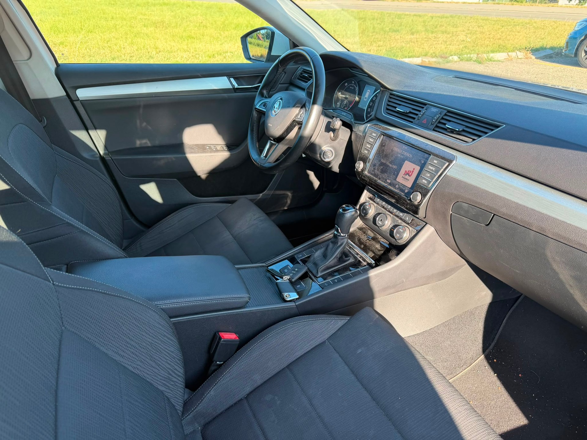SKODA Superb Combi 2.0 TDi Active DSG-image-9