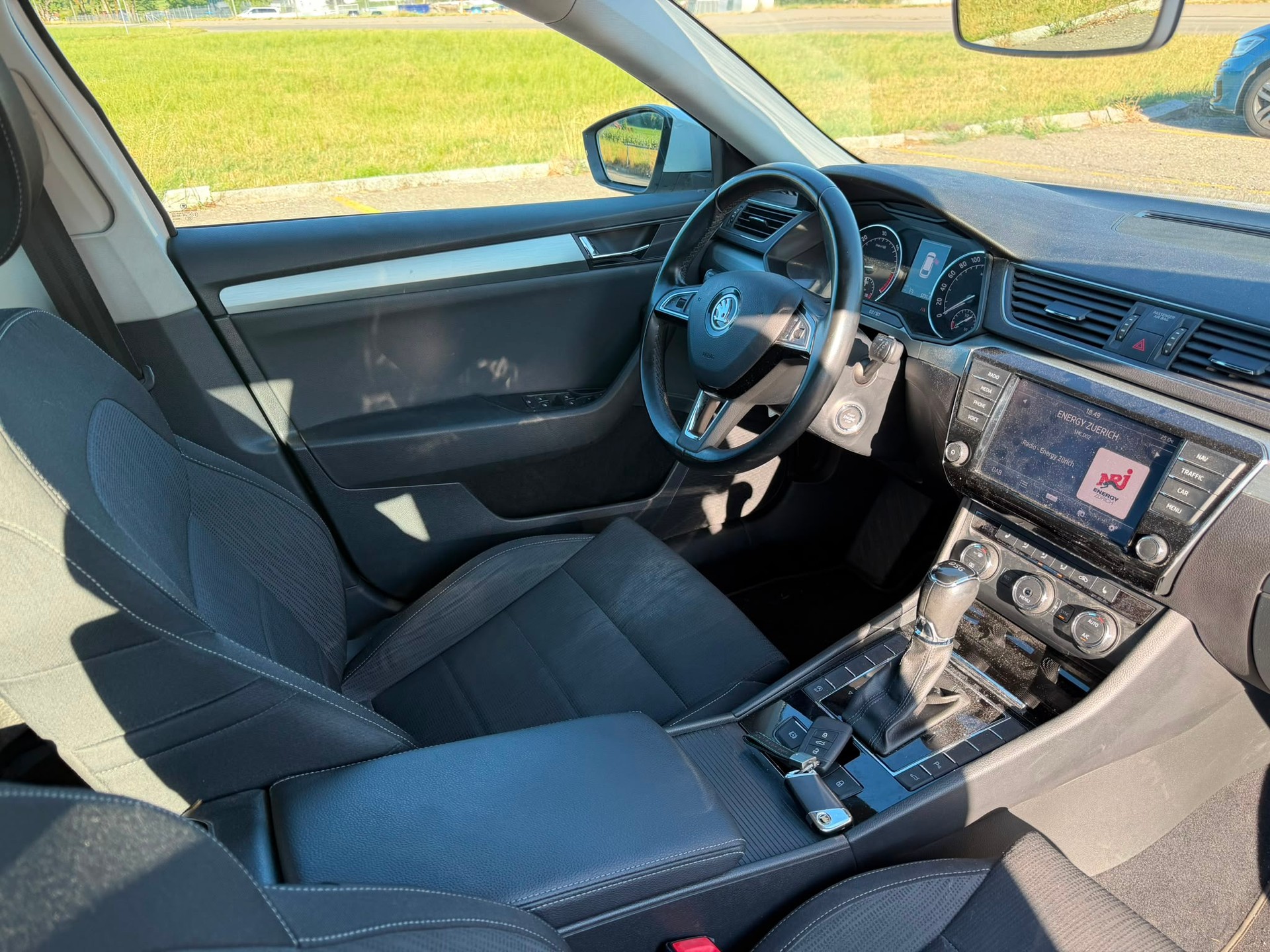 SKODA Superb Combi 2.0 TDi Active DSG-image-11