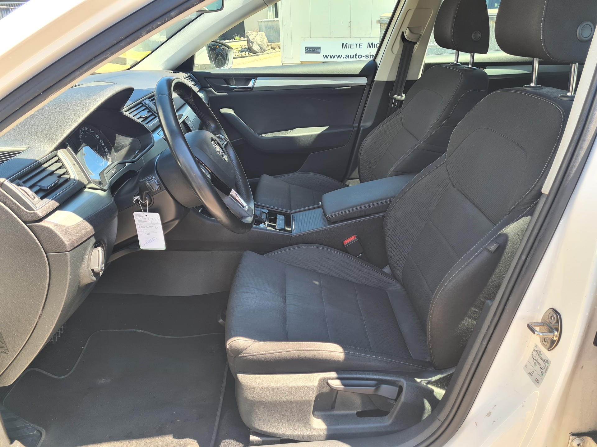SKODA Superb Combi 2.0 TDi Active DSG-image-8