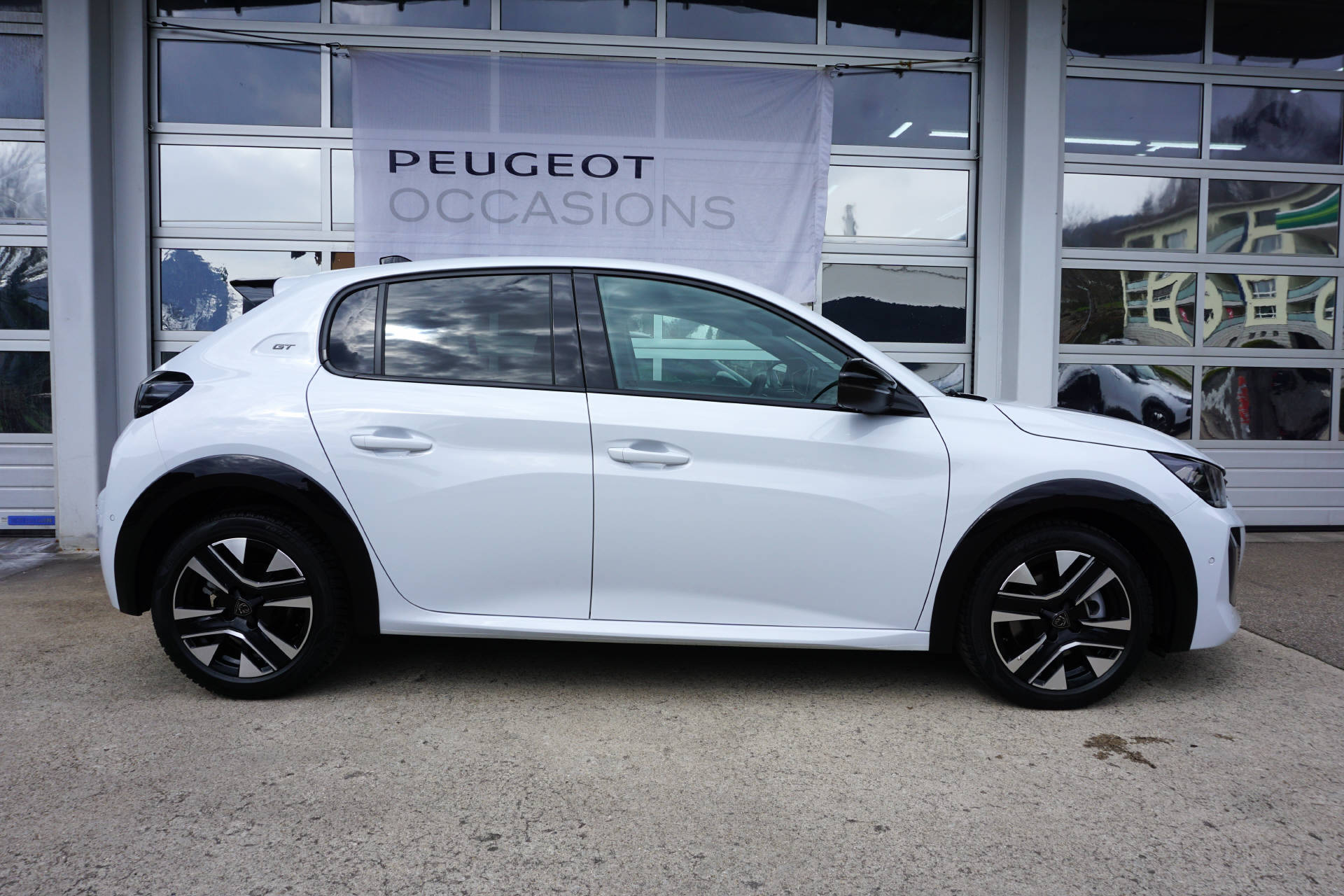 PEUGEOT 208 1.2 Hybrid 145 GT-image-1