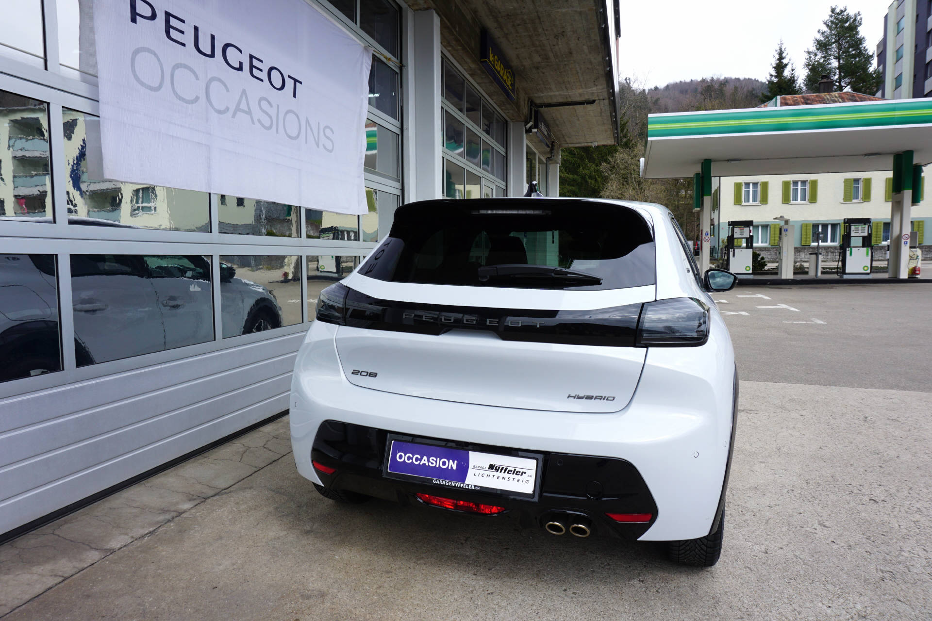 PEUGEOT 208 1.2 Hybrid 145 GT-image-2