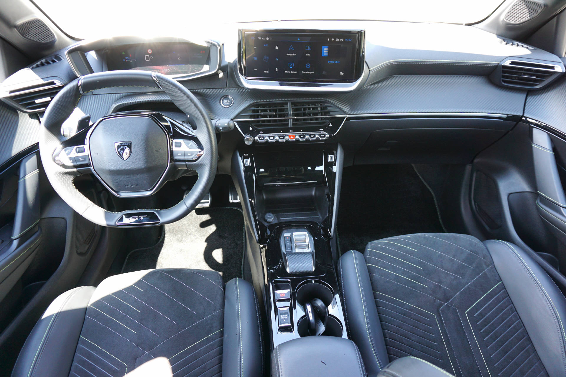 PEUGEOT 208 1.2 Hybrid 145 GT-image-3