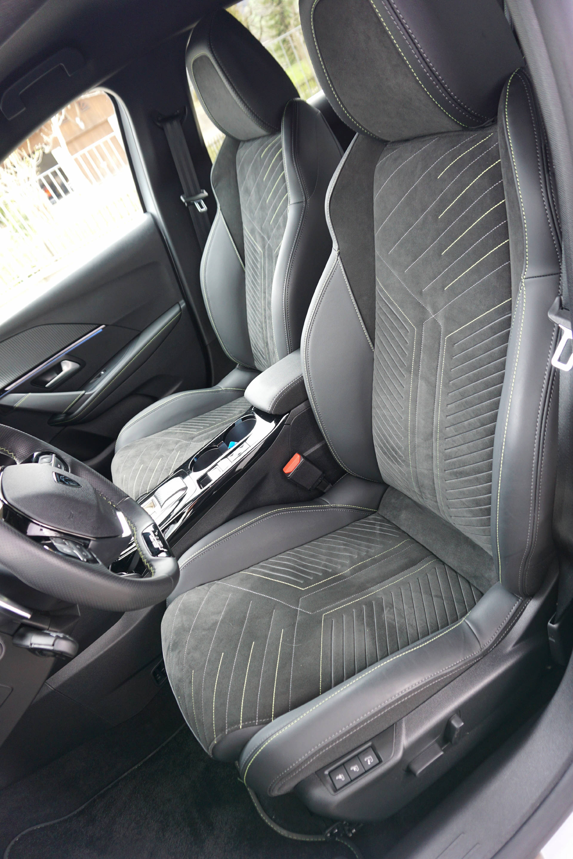 PEUGEOT 208 1.2 Hybrid 145 GT-image-6