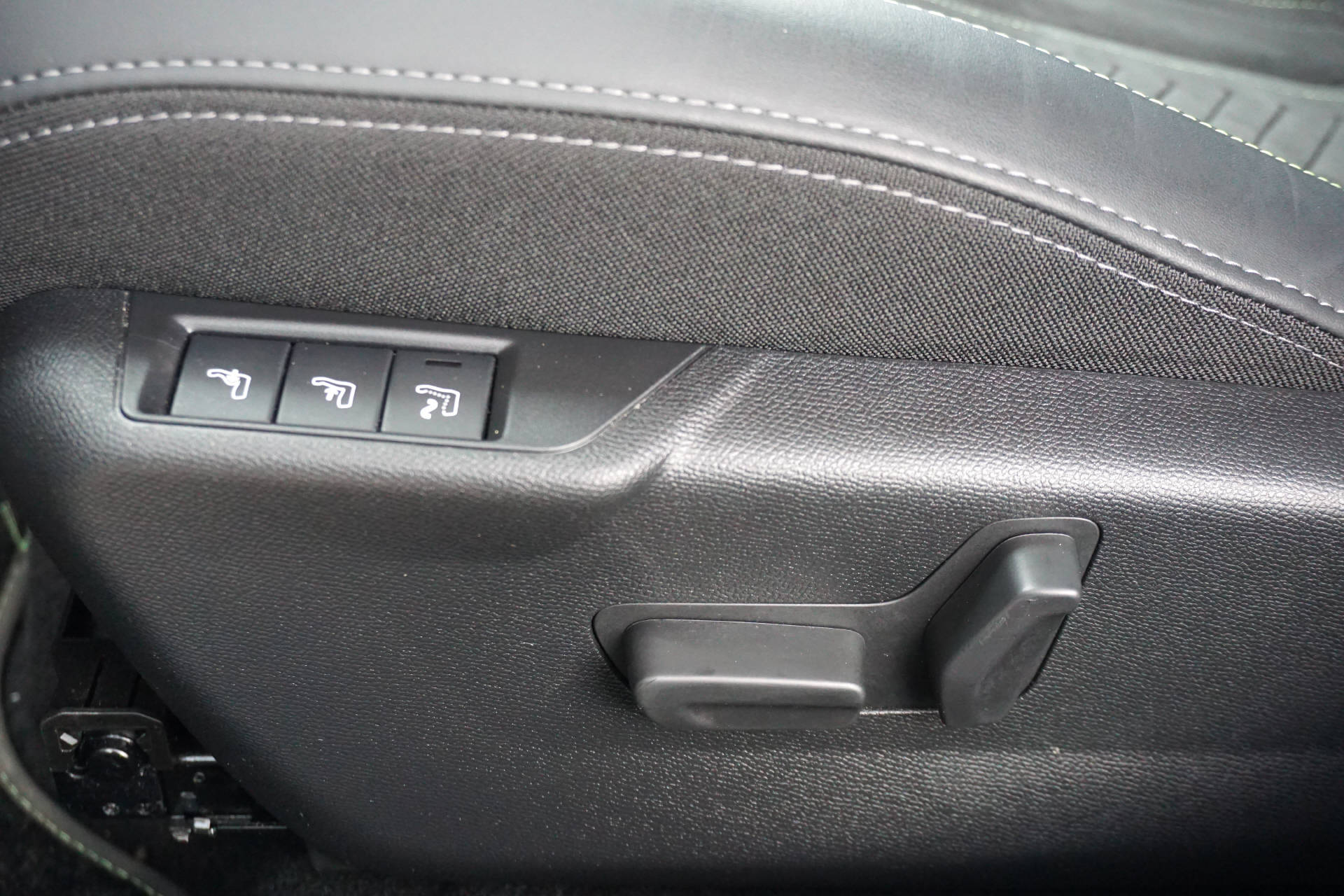 PEUGEOT 208 1.2 Hybrid 145 GT-image-7