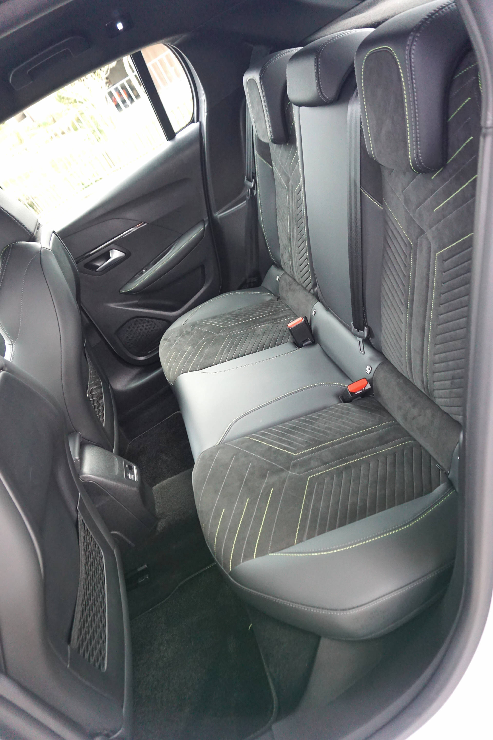 PEUGEOT 208 1.2 Hybrid 145 GT-image-8