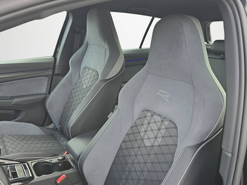 VW Golf VIII 1.5 TSI R-Line-image-13