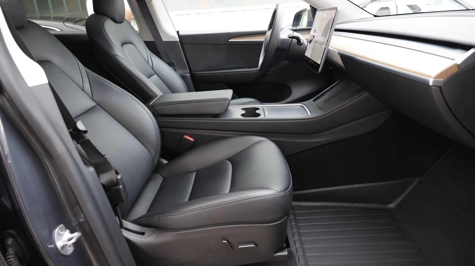 TESLA Model Y Long Range-image-13