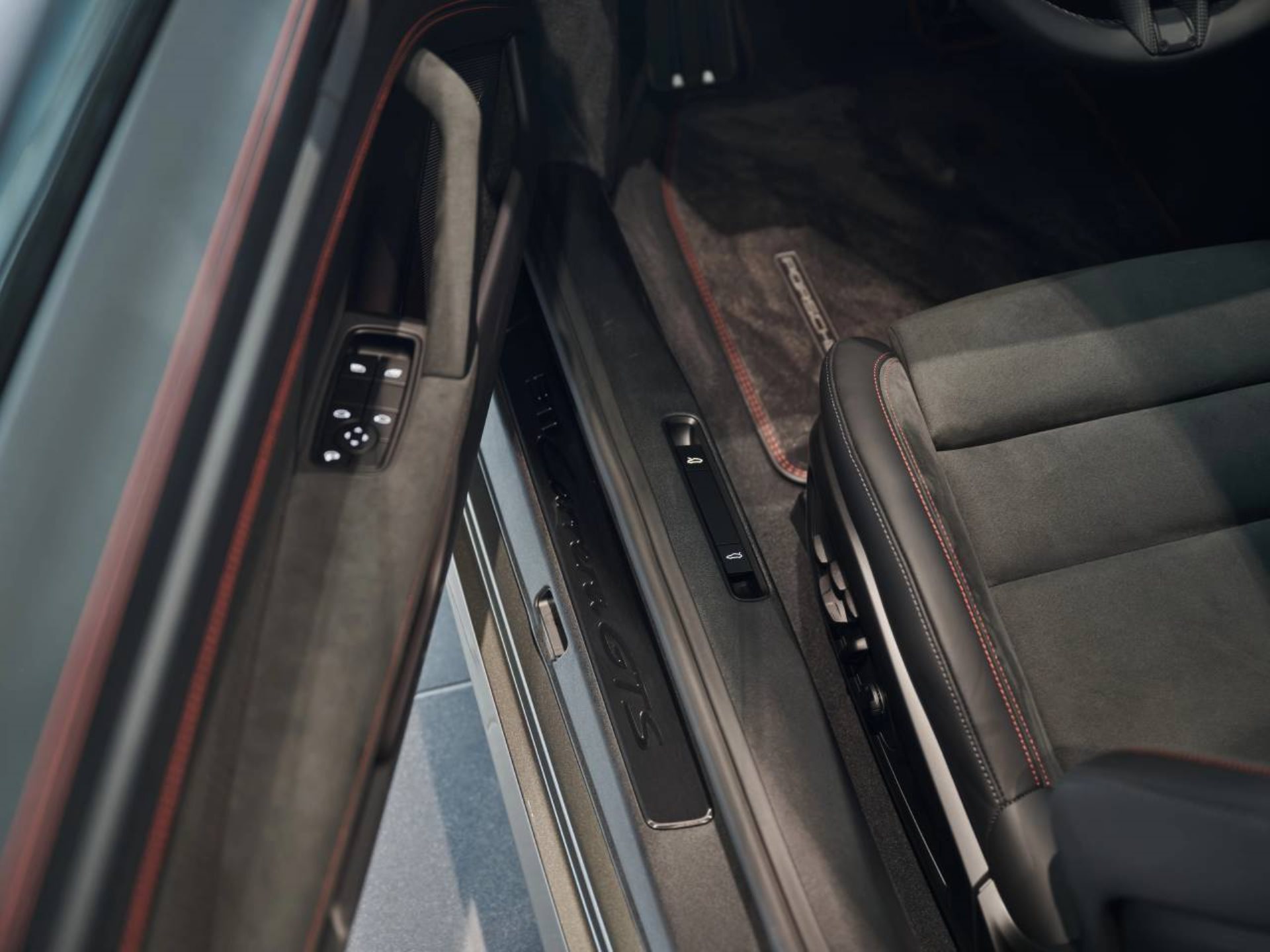 PORSCHE 911 Carrera GTS-image-18