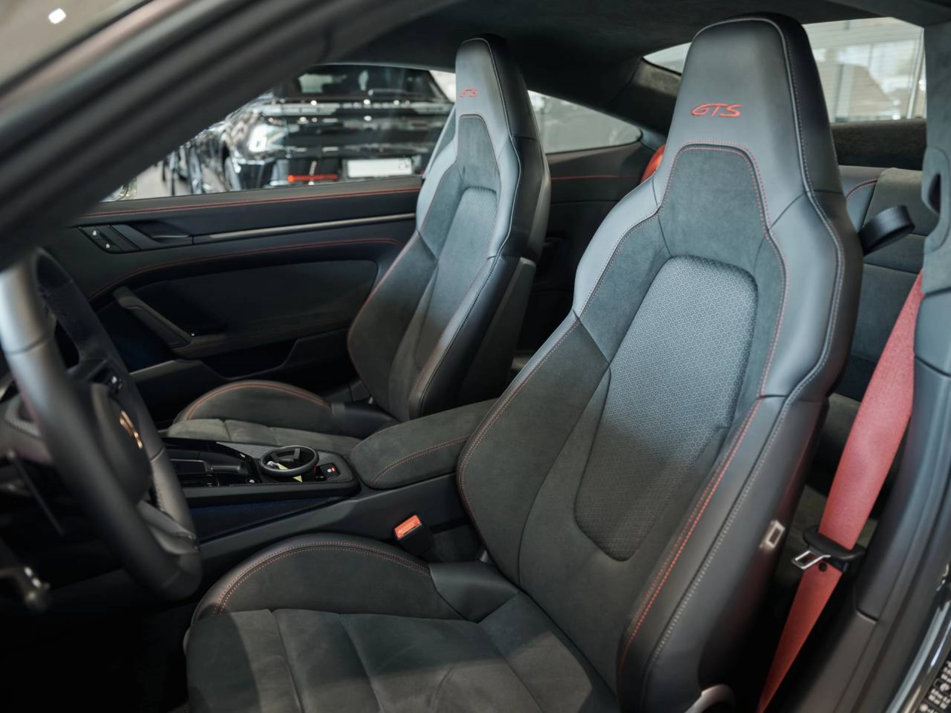 PORSCHE 911 Carrera GTS-image-4