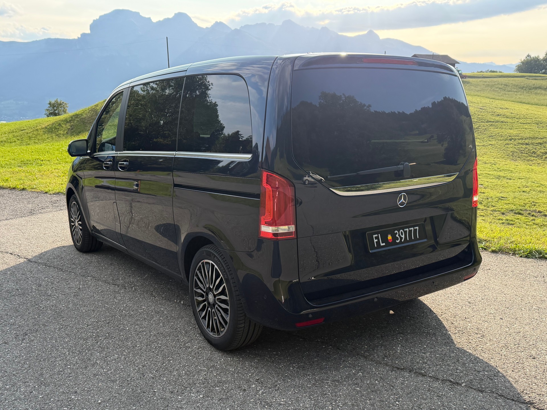 MERCEDES-BENZ V 250 d Avantgarde kurz 4matic-image-2